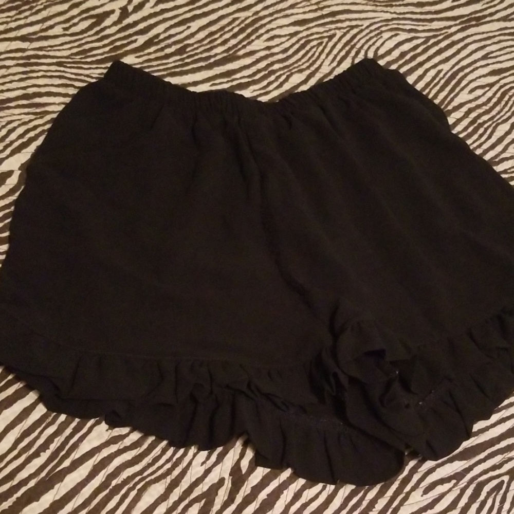 DRESSY RUFFLED SHORTS
